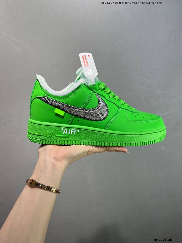 公司级Ow X Nk Af1 Mca 艺术馆 联名空军一号低帮运动板鞋 该款以蓝色为主体色调 ，搭配银色 Swoosh Logo 点缀白色标语，呈现出联名系列招