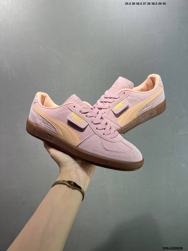 puma palermo 黑白 舒适百搭低帮德训板鞋 孔眼底座和脚趾凸起由绒面革材料制成 支持侧踏时的踏步工作 脚背和侧板采用尼龙网布 即使在健身房等使用环境中