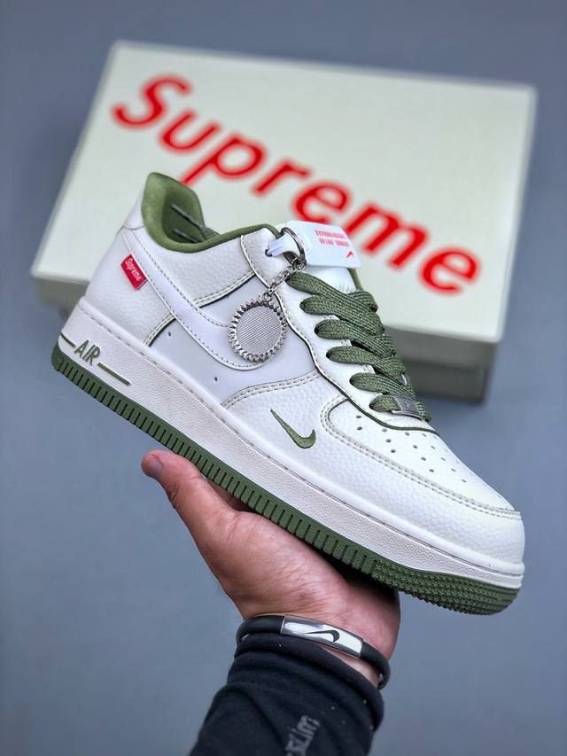 Xc 海外限量发售！公司级Nike Air Force 1 '07 Low “Supreme联名 米白军绿边”空军一号 低帮 运动鞋 休闲鞋 折边针车 工艺难度