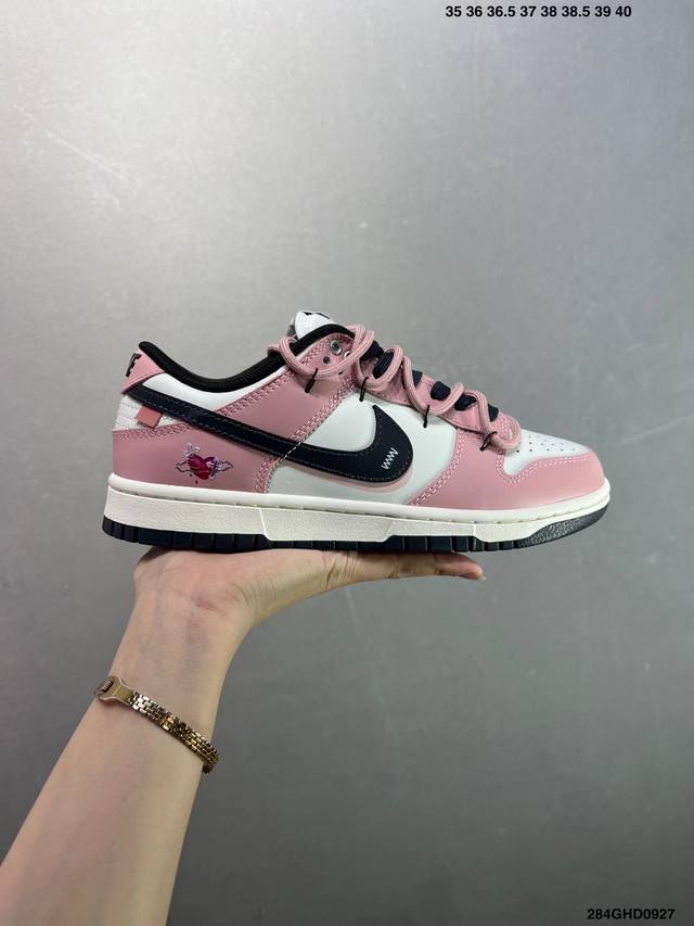 公司级Nike Dunk Low 怦然心动 此款以温柔的樱花粉为主调，经典的纯白中和甜度，勾勒清新轮廓，低调释放吸引法则。黑色Swoosh的酷感碰撞，演绎出可盐