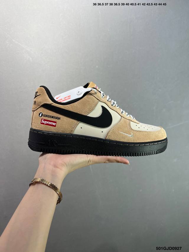公司级Supreme X Nike Air Force 1 黑棕空军 此款主张打破传统的工业化流水线设计限制，以Made By Ideas的超级创意为理念，集结