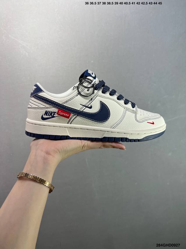 公司级Supreme X Nike Dunk Low Nike米蓝勾 此款主张打破传统的工业化流水线设计限制，以Made By Ideas的超级创意为理念，集结