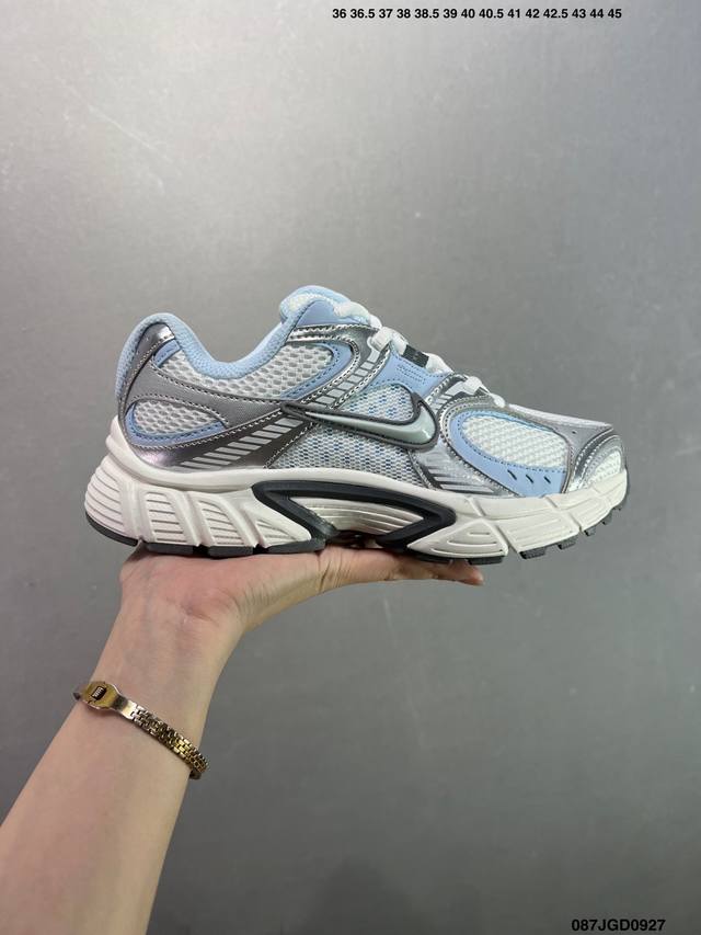 Nk V5 Rnr 舒适百搭防滑耐磨低帮跑步鞋 舒适有型适合日常穿着 该鞋款延续千禧年经典设计搭载泡绵中底 厚实而轻盈匠心细节巧搭立体耐克勾标志焕新演绎复古跑鞋