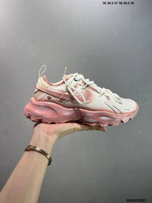 公司级Nk Tc 7900 帆白 人气单品女鞋 鞋底用了厚实的泡绵不仅可以缓震，更提升了穿着的舒适感，最主要的是泡绵会使鞋子变得很轻，所以这双鞋上脚也是又舒服又