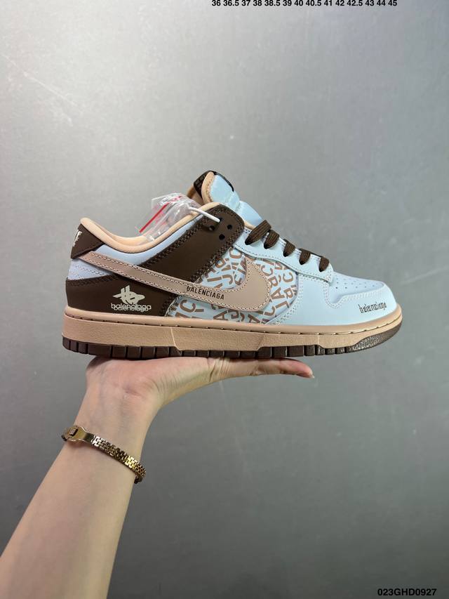 公司级Balenciaga X Nike Dunk Low 灰褐粉勾 此款主张打破传统的工业化流水线设计限制，以Made By Ideas的超级创意为理念，集结