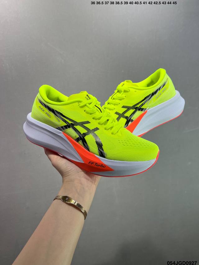 Asics Magic Speed 4 Asics 亚瑟士 是日本实业家鬼家喜八郎创立的跑鞋运动品牌，名字想法源自著名的拉丁谚语“Animasana In Co