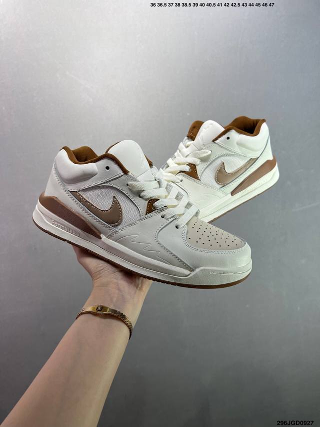 Air Jordan Stadium 90 Stadium Jordan Stadium 90充满了对Tinkerhathield 原创设计的致敬，包括中足网状