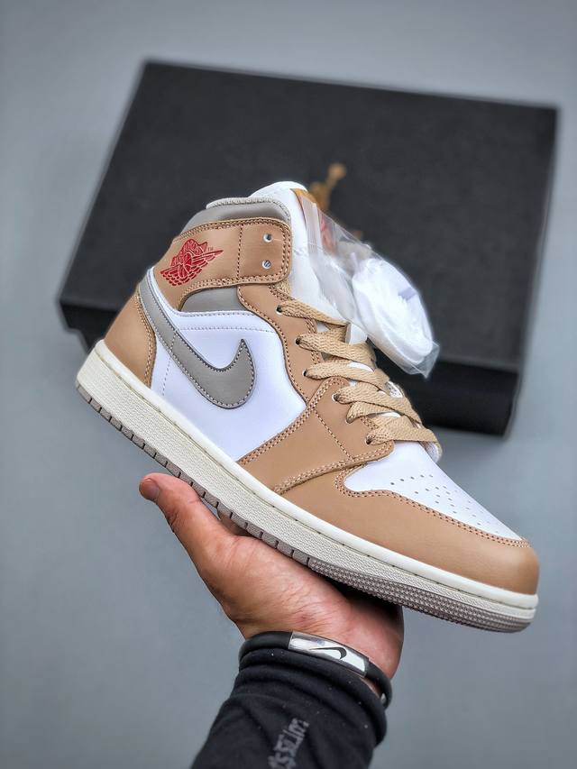 Nike Air Jordan 1 Mid Aj1 乔1 耐克 低帮文化篮球鞋 完美品质出货 细节如图所示 鞋面切割工整 冲孔整齐干净 中底拉帮线 整体清洁度非