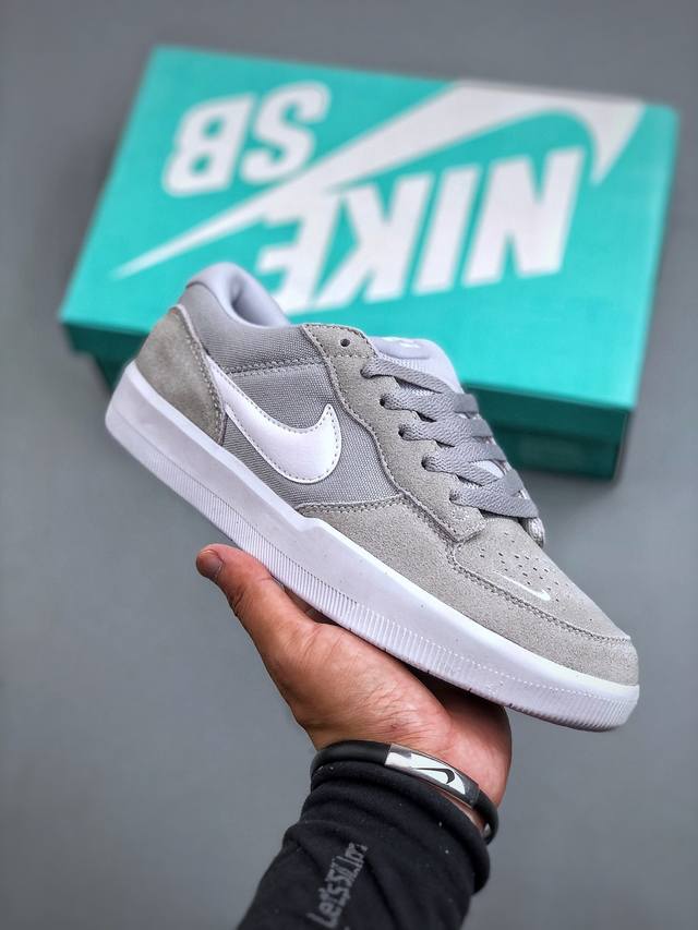 Nike Sb Force 58 耐克 低帮休闲板鞋是一款将前沿创新带入街头的单品 它具有硫化杯底 具有出色的耐用性和灵活性 使用帆布和绒面革 在饰面上放置通风