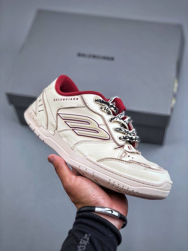 I8版本 Balenciaga巴黎世家18代 其前卫的设计、夸张的体积和反光细节赋予其特别的轮廓 采用头层牛皮材质制成，带来良好脚感，外观全新造型，鞋身富有潮流