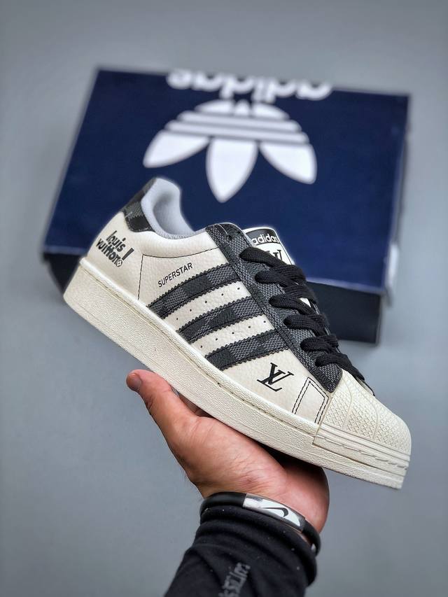 F版 海外爆款限量发售！高端定制Adidas Superstar “Lv联名- 牛仔帆布白黑”经典贝壳头造型，融合 Lv 标志性元素与阿迪达斯三叶草基因，潮流感