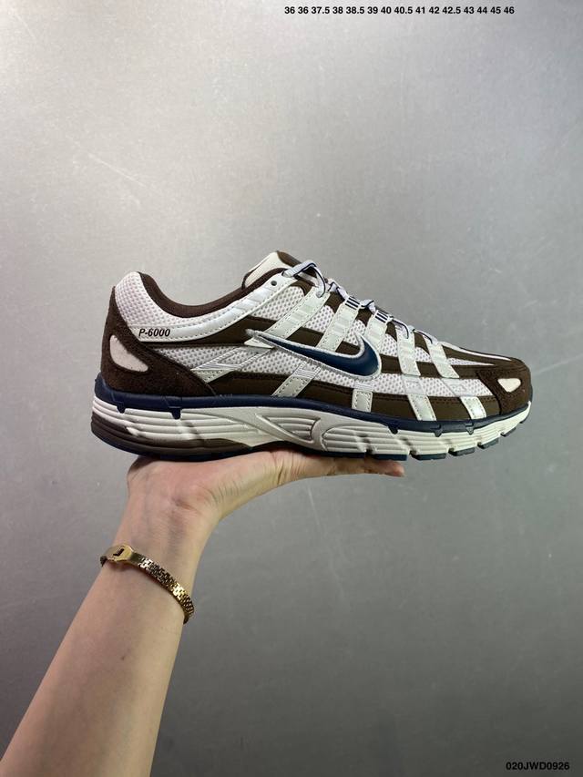 公司级耐克Nike p-6000 跑鞋内外侧都用了红色的钩子，采用透气材料，搭配匠心覆面，再现千禧年代的跑鞋风格，塑就大气外观。鞋款秉承 Nike pegasu