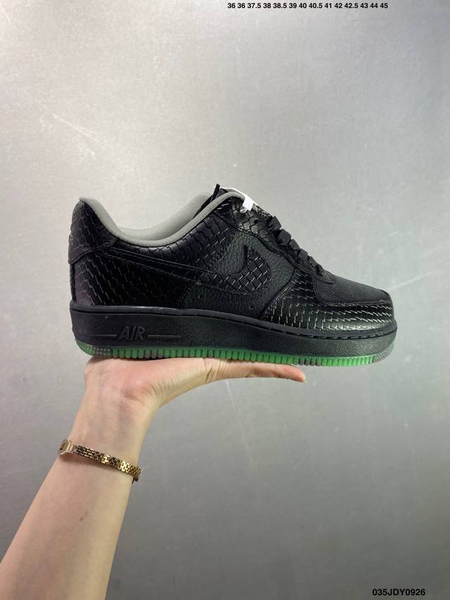 真标耐克Nike Air Force 1 Low 空军一号低帮百搭休闲运动板鞋。柔软、弹性十足的缓震性能和出色的中底设计，横跨复古与现代的外型结合，造就出风靡全