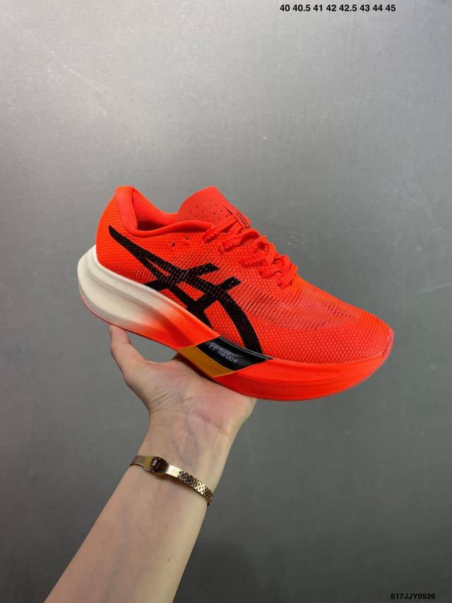 Asics Novablast 3亚瑟士舒适缓震跑鞋 鞋面从Novablast 3的工程网眼升级为一片式轻量编织设计 提升了跑鞋的透气性 并配备结构鞋舌 进一步