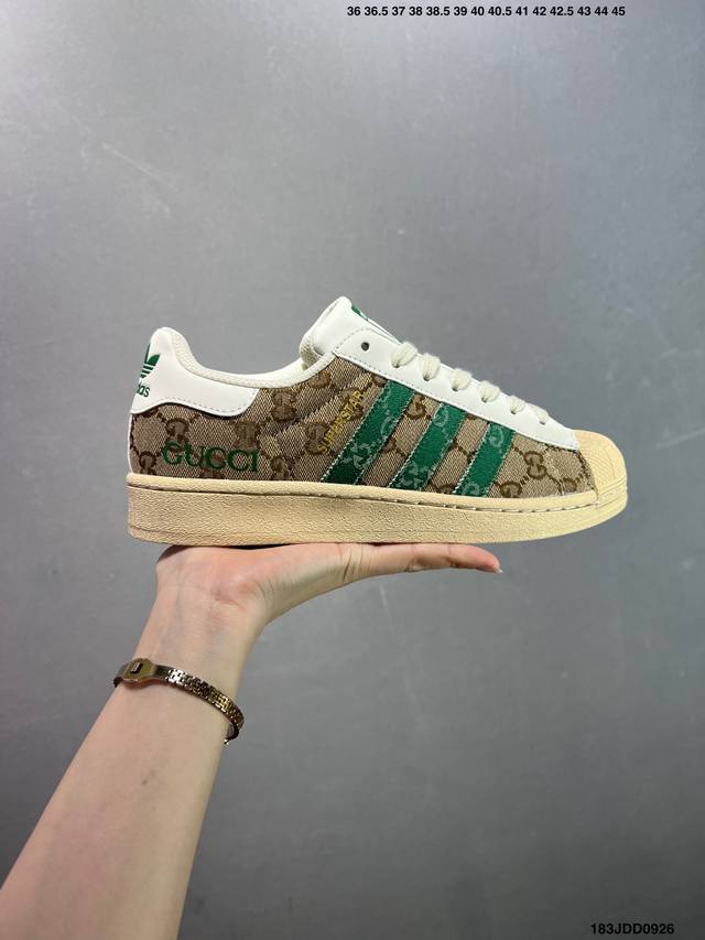 Ad Forum Low Og 低帮百搭潮流休闲运动板鞋 以复古篮球鞋的外形为基础 采用皮革拼接 简约百搭 更加贴合舒适 中底内侧网格造型起到点睛之笔 外底橡胶