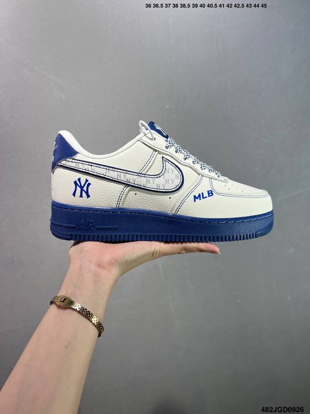 Mlb X Nike Air Force 1 米蓝线反光 此款主张打破传统的工业化流水线设计限制，以Made By Ideas的超级创意为理念，集结众多潮流设计