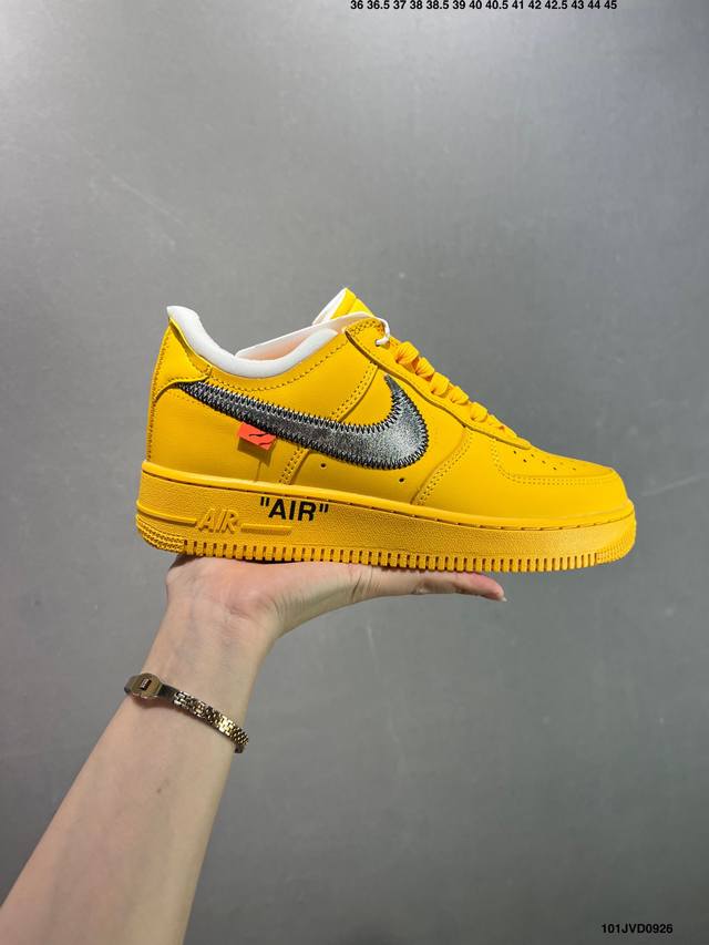 公司级Ow X Nk Af1 Mca 艺术馆 联名空军一号低帮运动板鞋 该款以蓝色为主体色调 ，搭配银色 Swoosh Logo 点缀白色标语，呈现出联名系列招