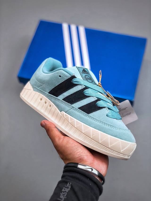 Adidas Adimatic Low 马蒂奇系列低帮 复古鲨鱼面包鞋运动休闲滑板板鞋 整个鞋面由色彩艳丽的麂皮制成 搭配品牌标志性大尺寸三条纹 Logo 超宽