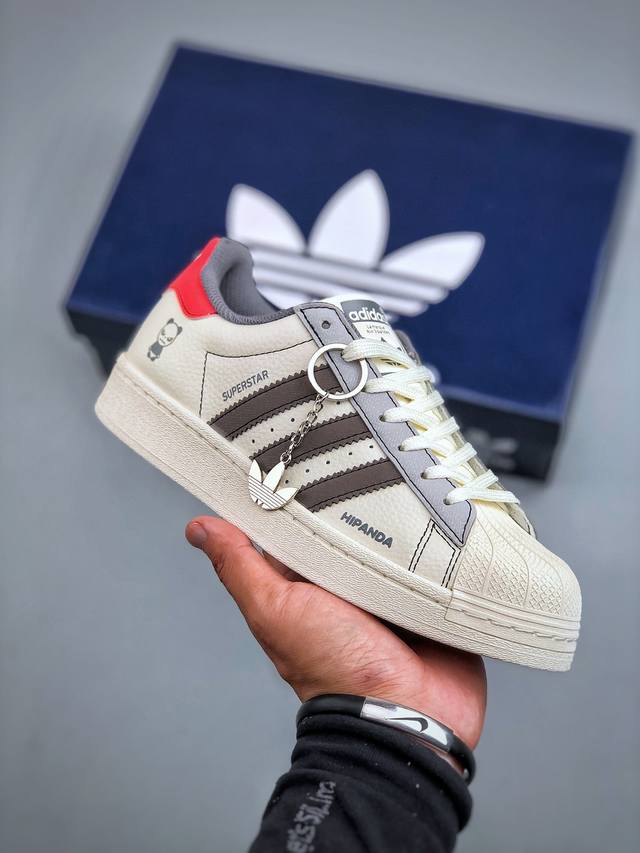 F版 海外爆款限量发售！高端定制Adidas Superstar “暴力熊联名- 白灰红尾”经典贝壳头造型，熊猫元素俏皮点缀，红、灰、白配色碰撞出吸睛火花。标志