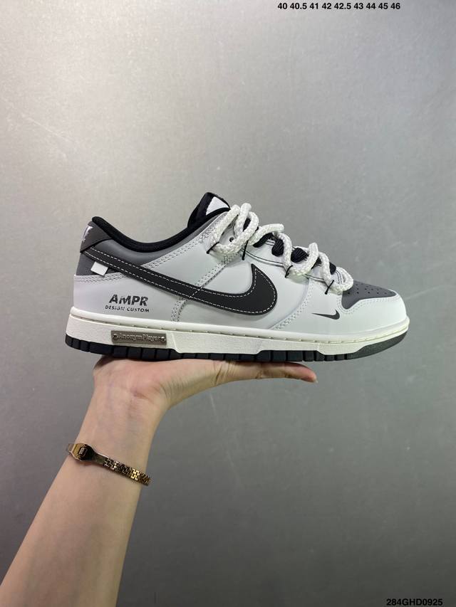 公司级Nike Dunk Low 终似少年 此款鞋面选用质感白磨砂皮革，如初雪落峰脊，炭黑Swoosh 划出凌厉弧线，如少年锐气破空而出。鞋头与领头的灰调拼接，