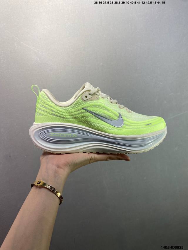 公司级Nike Vomero plus 耐克 舒适减震防滑 低帮跑步鞋 全掌Reactx泡绵中底 前掌和后跟还配备了Air Zoom气垫单元 据说跑起来更快更舒