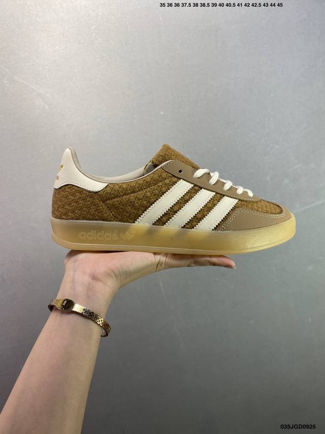 Adidas Originals Gazelle Indoor 三叶草休闲防滑耐磨低帮板鞋 鞋头出色设计 塑就出众贴合感 稳固的后跟贴合足部曲线设计 软弹舒适