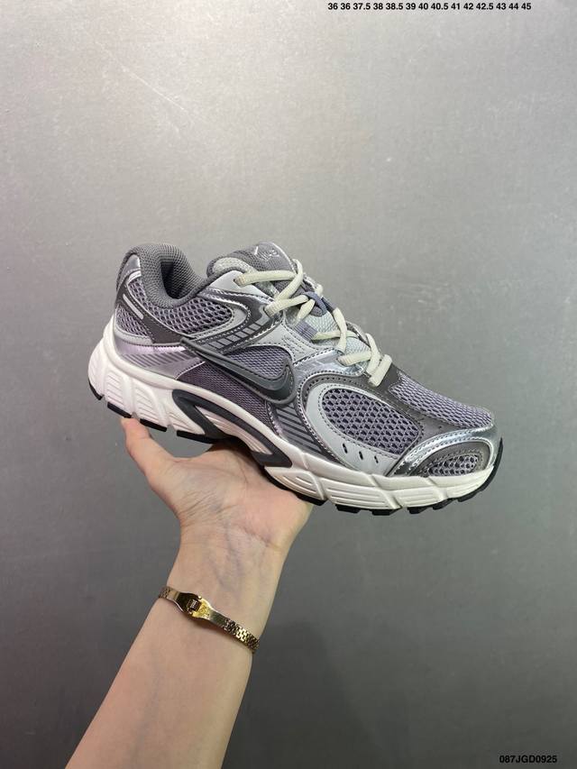 Nk V5 Rnr 舒适百搭防滑耐磨低帮跑步鞋 舒适有型适合日常穿着 该鞋款延续千禧年经典设计搭载泡绵中底 厚实而轻盈匠心细节巧搭立体耐克勾标志焕新演绎复古跑鞋