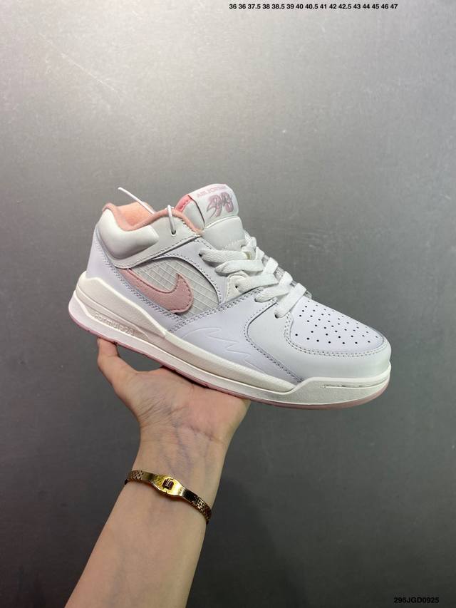Air Jordan Stadium 90 Stadium Jordan Stadium 90充满了对Tinkerhathield 原创设计的致敬，包括中足网状