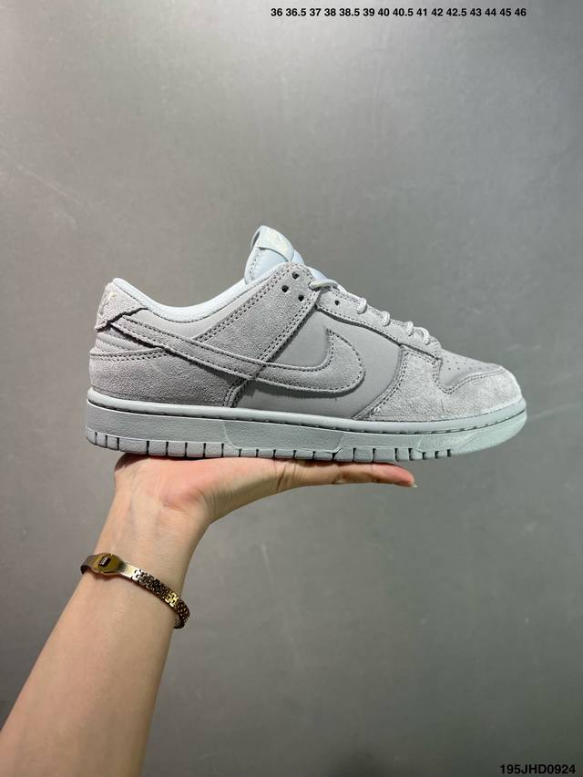 公司级Nike Dunk Sb Low 全新配色 Sb顾名思义，具有经典的Dunk血缘，又注入了更多的时尚元素。相较于普通的Dunk滑板鞋，改良版的Dunk S