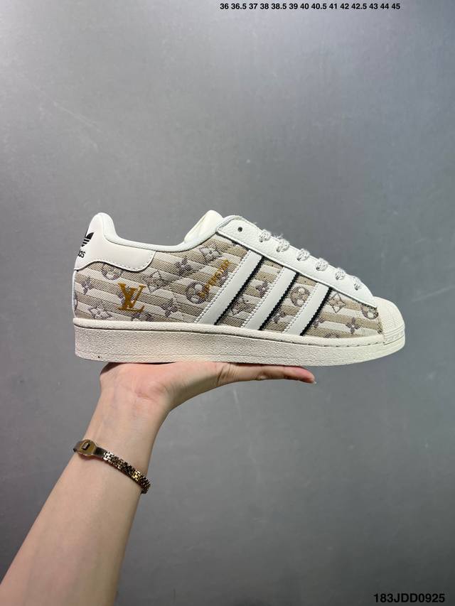 Ad Forum Low Og 低帮百搭潮流休闲运动板鞋 以复古篮球鞋的外形为基础 采用皮革拼接 简约百搭 更加贴合舒适 中底内侧网格造型起到点睛之笔 外底橡胶