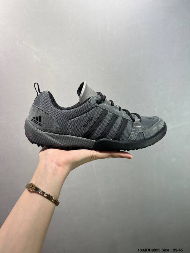 阿迪达斯 Adidas 新款男女鞋 Daroga plus Canvas Shoes 徒步越野户外运动鞋这款可折叠户外运动鞋,旨在为远足和旅行打造。帆布鞋面,搭