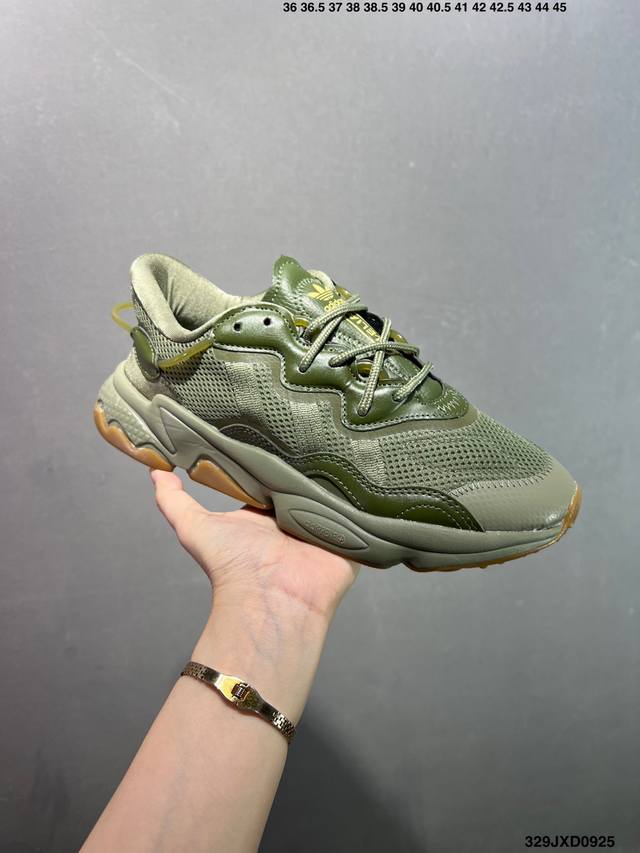公司级Adidas Ozweego 复古单品 整体轮廓与 Yeezy 500 颇为相似，头层皮质鞋身辅以拼接皮革打造同时鞋身外侧还加入 3M 细节勾勒，无论是辨