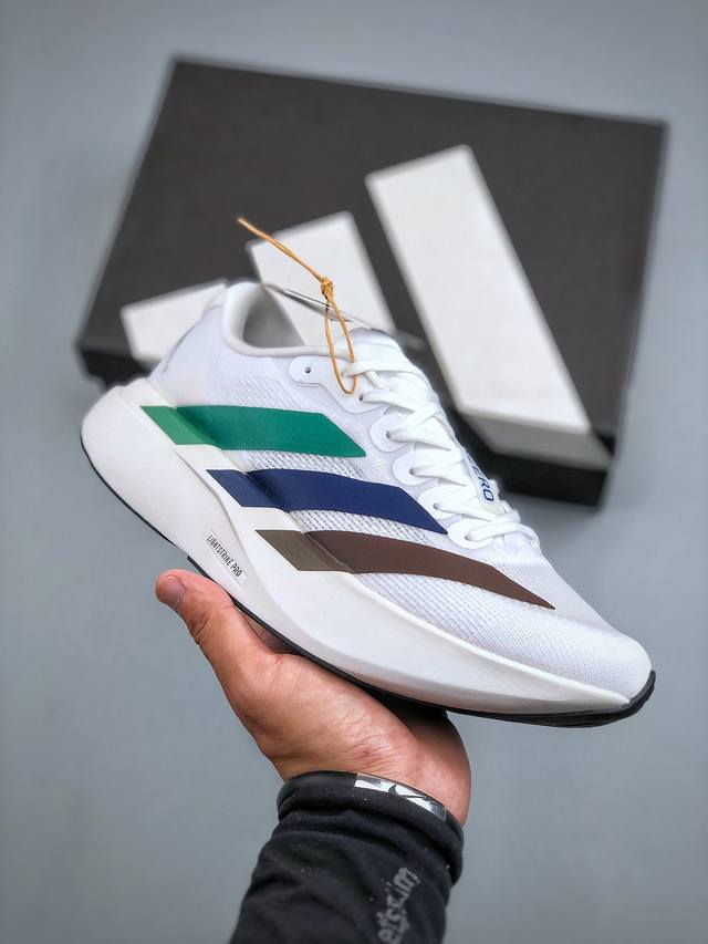 Adidas Adizero Evo Sl 轻盈跑鞋 Adidas跑鞋设计总是呈现出一种经典低调的感觉，但Ultra Boost与Alphabounce这两个系