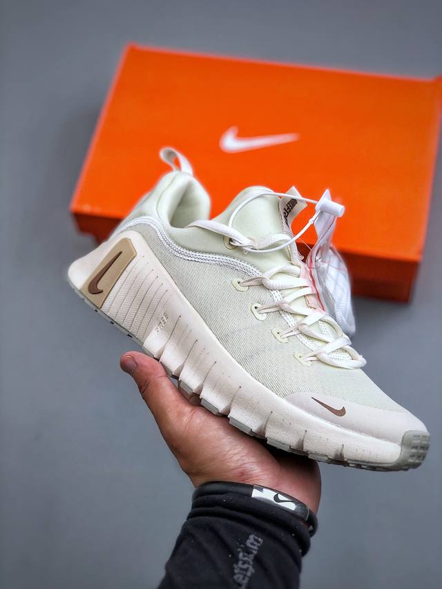 Nike Free Metcon 6 网布 圆头 系带 减震防滑 低帮 训练鞋 整体设计流线更简洁了，标志性Logo越来越小，后跟倒三角设计让小腿更显长 目前得