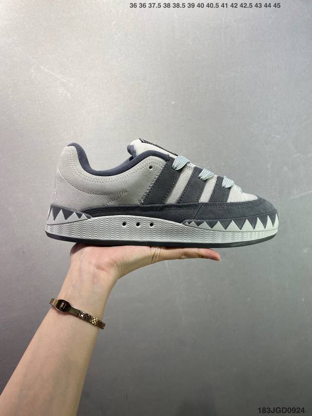 Adidas Adimatic Low 马蒂奇系列低帮 复古鲨鱼面包鞋运动休闲滑板板鞋 整个鞋面由色彩艳丽的麂皮制成 搭配品牌标志性大尺寸三条纹 Logo 超宽