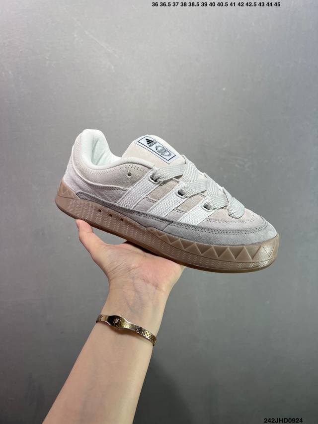 Ad Adimatic Low 马蒂奇系列低帮 复古鲨鱼面包鞋运动休闲滑板板鞋 整个鞋面由色彩艳丽的麂皮制成，搭配品牌标志性大尺寸三条纹 Logo，超宽鞋带作为