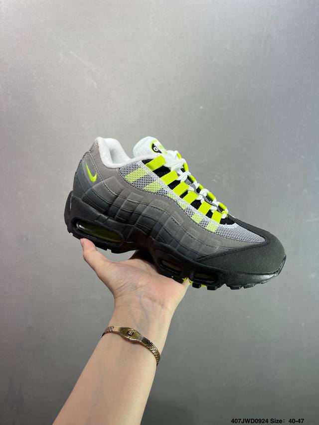 公司级Nike Air Max 95 Sp 耐克 气垫复古慢跑百搭鞋休闲运动鞋 这双鞋采用前脚掌开窗式气垫 这种设计在当时是前所未有的 鞋带孔的设计灵感来自人体