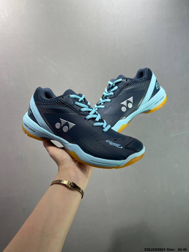 Yonex 尤尼克斯 尤尼克斯 Yonex 成立时间1946年，总部地点是日本东京，是世界著名的羽毛球品牌。为了尽量满足不同使用需求，尤尼克斯研发了大量的型号的