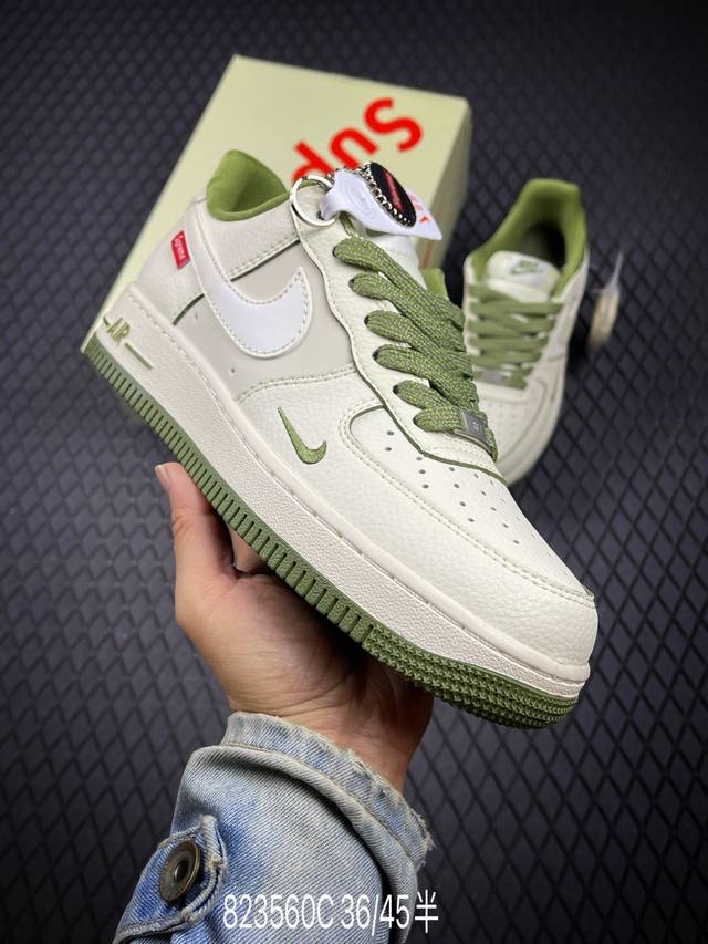C 海外限量发售！公司级Nike Air Force 1 '07 Low “Supreme联名 米白军绿边”空军一号 低帮 运动鞋 休闲鞋 折边针车 工艺难度大