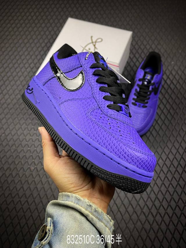 C 公司级耐克Nike Air Force 1‘07 空军一号低帮百搭休闲运动板鞋。柔软、弹性十足的缓震性能和出色的中底设计，横跨复古与现代的外型结合，造就出风