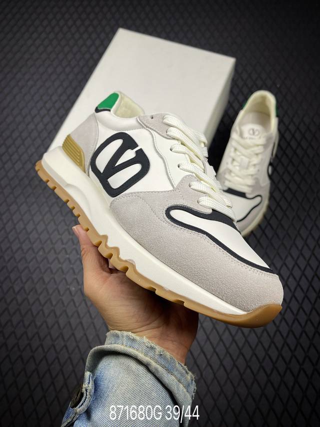 G 新货Valentino华伦天奴男鞋 舒适系带跑鞋低帮生活运动休闲鞋 #明星同款 软羊皮低帮运动板鞋 经典百搭款绗缝格纹打造瞩目朋克风格 考究皮质构塑和简洁轮