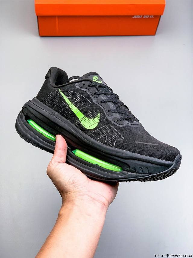 公司级！Nike Vomero premium 耐克顶级迈柔 路跑鞋，通过超强缓震与舒适度的全面提升令跑步更加轻松，缓解冲击压力，加快恢复节奏。 Nike Vo
