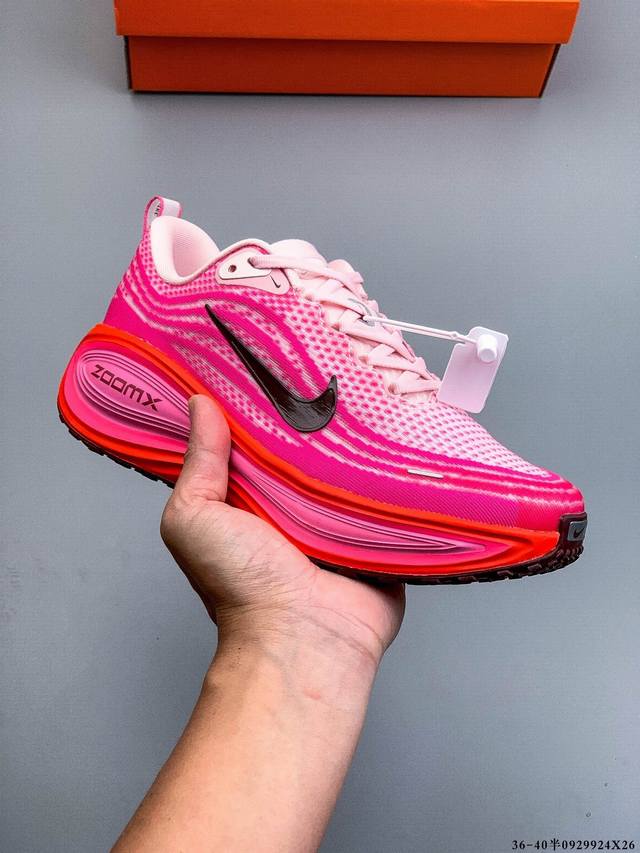 公司级！Nike Vomero plus 耐克 舒适减震防滑 低帮跑步鞋 全掌Reactx泡绵中底 前掌和后跟还配备了Air Zoom气垫单元 据说跑起来更快更