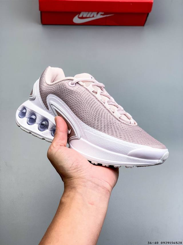 耐克Nike Air Max Dn 全新气垫跑鞋 全新鞋款在同侧采用了四个圆柱仓式的设计 不仅有防滑耐磨性功能 还搭配了周围一圈柔软的泡棉材质 提供全新的复合脚