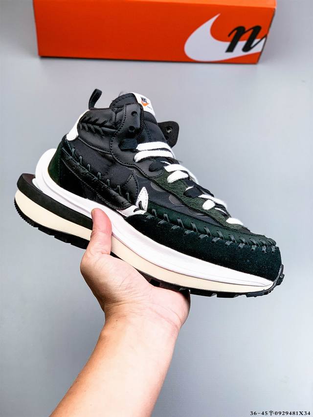 Sacai X Nike Ldvaporwaffle Mix 联名复古百搭华夫鞋休闲鞋 两双鞋款分别采用纯黑配色设计以及黄绿蓝多色拼接设计打造。 熟悉的双层 S