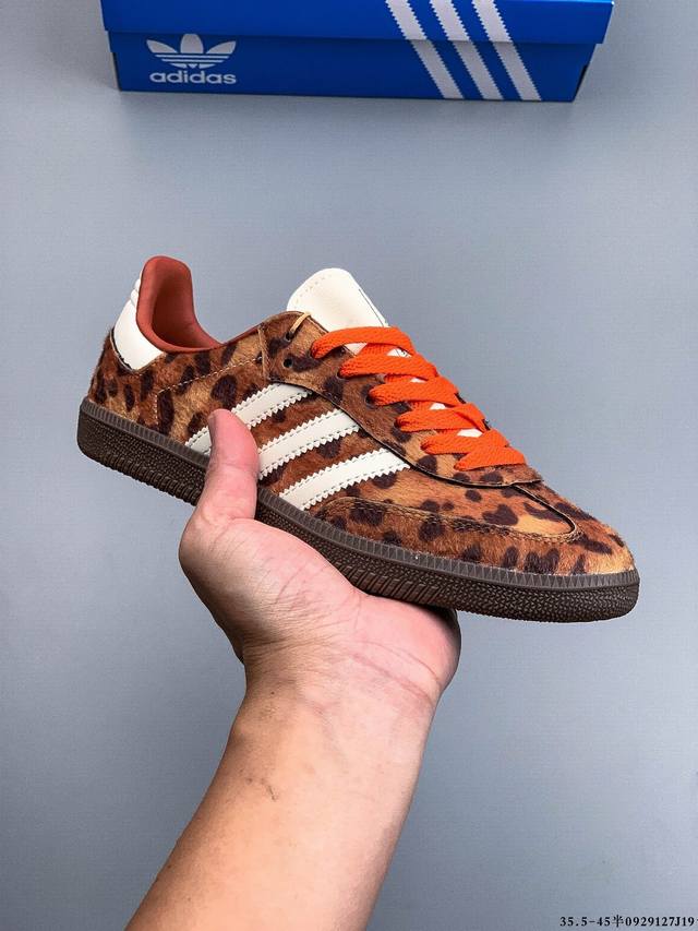 Adidas Samba Og 经典德训鞋休闲板鞋 Adidas 近70年的经典Samba Og 修长的鞋楦,略微尖尖的鞋头,翻毛皮的鞋头拼接,这些我们都看得到