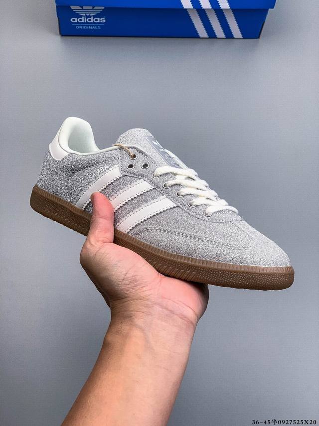 Adidas Samba Og 经典德训鞋休闲板鞋 Adidas 近70年的经典Samba Og 修长的鞋楦,略微尖尖的鞋头,翻毛皮的鞋头拼接,这些我们都看得到