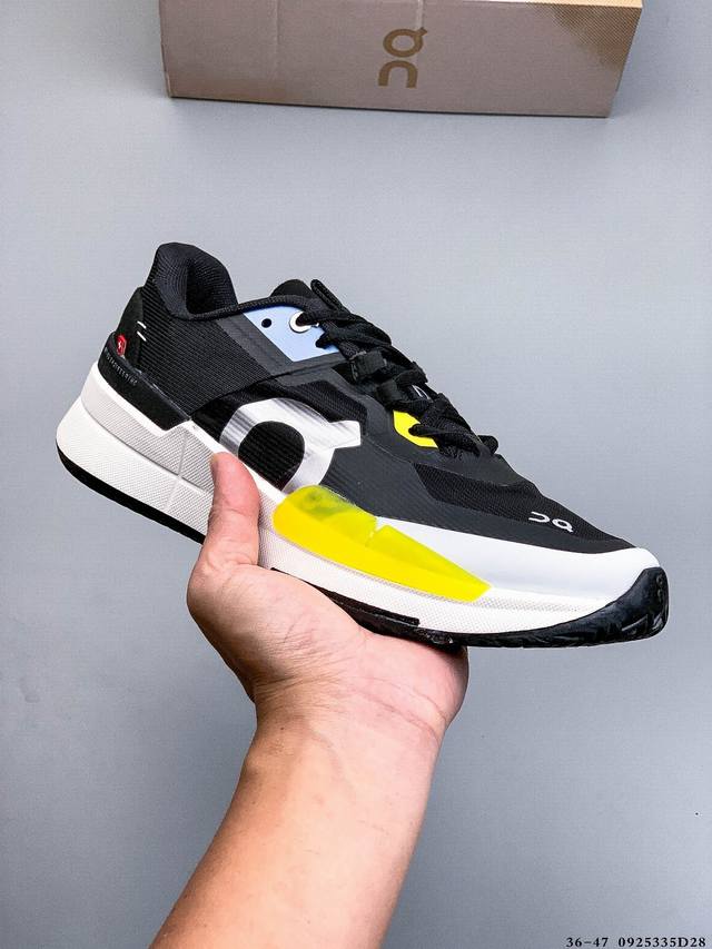 The Roger pro 2On×费德勒特别合作系列第二代专业网球鞋！ 全新鞋面结构,覆以更耐久的半透织物材质，为专业球手提供高透气性和轻盈感。半内靴结构，强