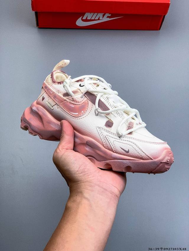 公司级！Nike Tc 7900 ‘Diy’定制 耐克 增高厚底休闲老爹鞋 注入非凡时尚气息 塑就高雅外观 合成材质搭配柔软丝绒 该鞋款保留了挚爱的加垫鞋口 柔