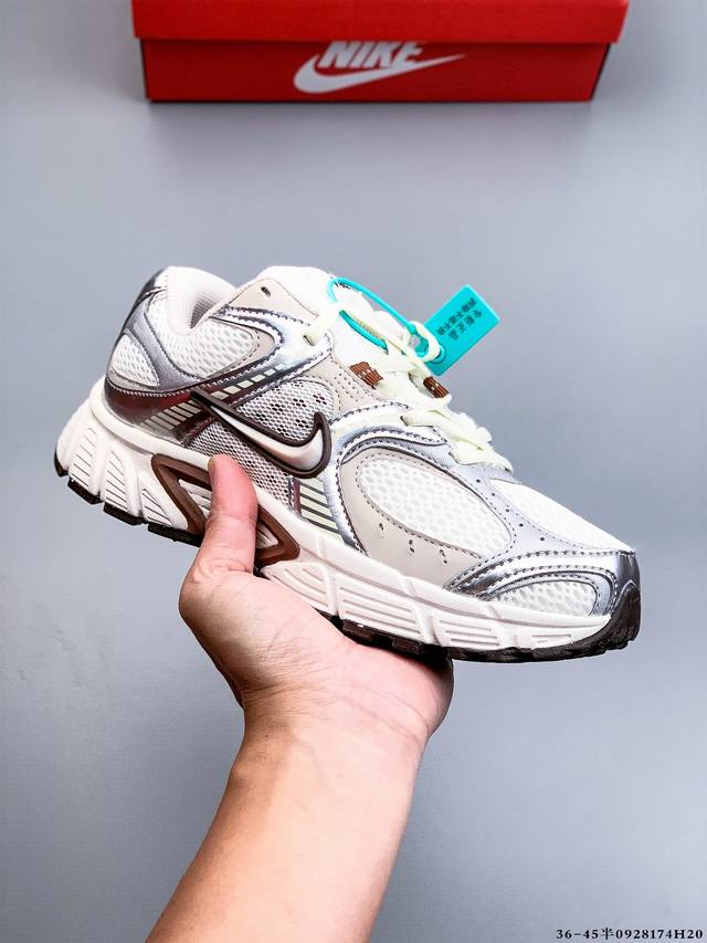 耐克Nike V5 Rnr 25新款 轻量缓震支撑休闲鞋 舒适防滑耐磨低帮复刻运动鞋 厚底增高老爹鞋 经典设计与现代工艺完美结合，带来舒适脚感与潮流外观。这款鞋